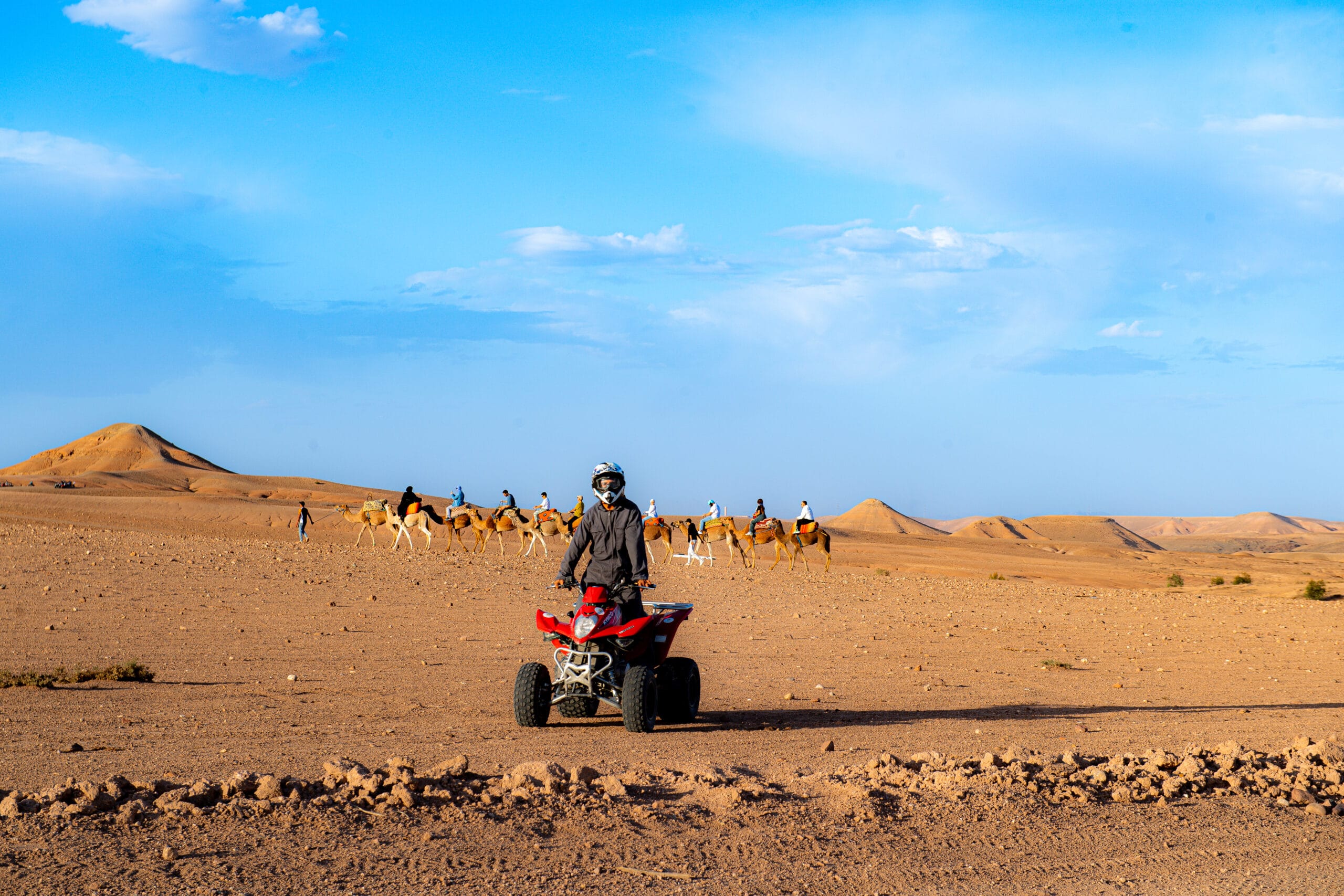 Quad et Chameau au Coucher du Soleil